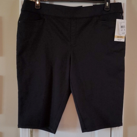 intro. ❤️ love the fit Pants - NWT Women's Bermuda Shorts - Size 22W